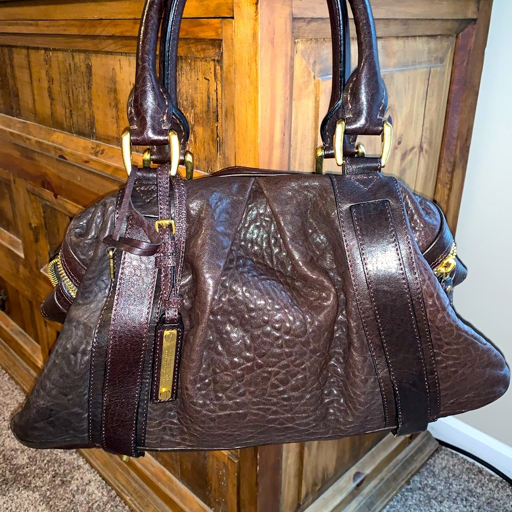 🌐100% authentic 🌐 Burberry handbag with zippered compartments!